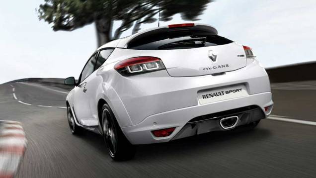 Modelo faz parte da divisão esportiva Renault Sports | <a href="https://quatrorodas.abril.com.br/noticias/renault-apresenta-megane-r-s-250-monaco-gp-300252_p.shtml" rel="migration">Leia mais</a> Modelo faz parte da divisão esportiva Renault Sports | <a href="https://quatrorodas.abril.com.br/noticias/renault-apresenta-megane-r-s-250-monaco-gp-300252_p.shtml" rel="migration">Leia mais</a>