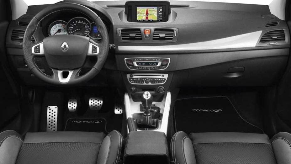 No interior, o acabamento também é em preto, com detalhes em branco | <a href="https://quatrorodas.abril.com.br/noticias/renault-apresenta-megane-r-s-250-monaco-gp-300252_p.shtml" rel="migration">Leia mais</a>