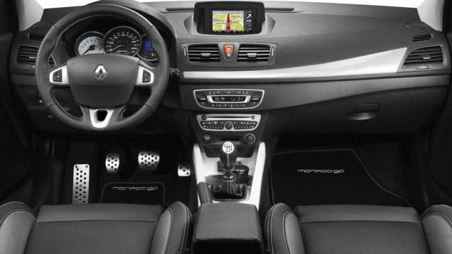 No interior, o acabamento também é em preto, com detalhes em branco | <a href="https://quatrorodas.abril.com.br/noticias/renault-apresenta-megane-r-s-250-monaco-gp-300252_p.shtml" rel="migration">Leia mais</a> No interior, o acabamento também é em preto, com detalhes em branco | <a href="https://quatrorodas.abril.com.br/noticias/renault-apresenta-megane-r-s-250-monaco-gp-300252_p.shtml" rel="migration">Leia mais</a>