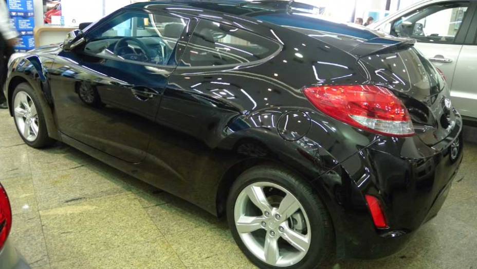 Hyundai Veloster | <a href="https://quatrorodas.abril.com.br/noticias/veloster-elantra-ja-estao-venda-concessionarias-hyundai-303518_p.shtml" rel="migration">Leia mais</a>