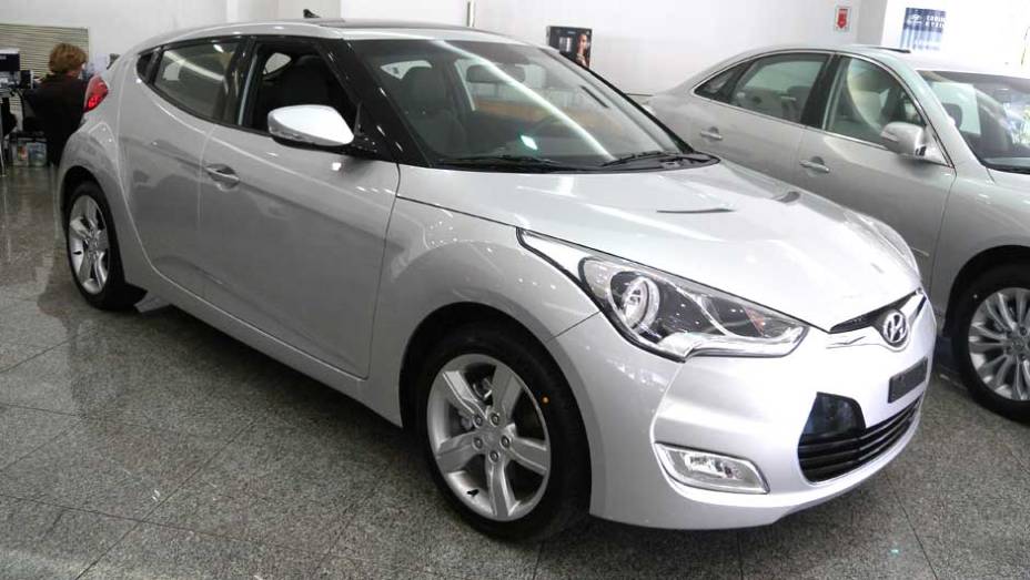 Hyundai Veloster | <a href="https://quatrorodas.abril.com.br/noticias/veloster-elantra-ja-estao-venda-concessionarias-hyundai-303518_p.shtml" rel="migration">Leia mais</a>