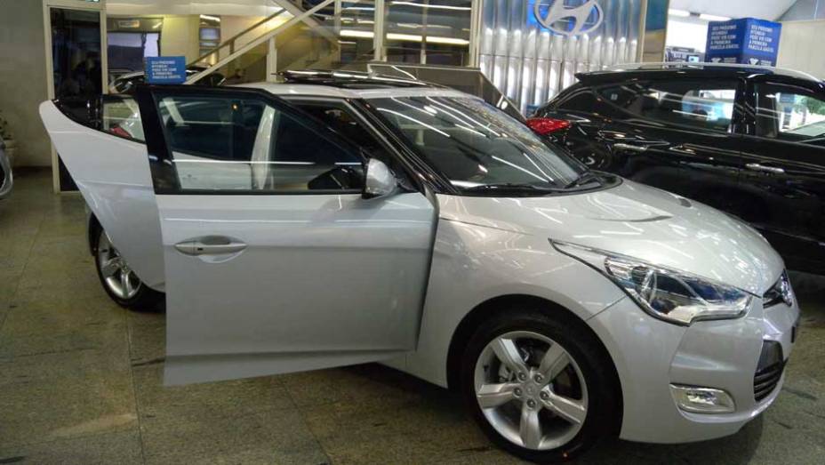 Hyundai Veloster | <a href="https://quatrorodas.abril.com.br/noticias/veloster-elantra-ja-estao-venda-concessionarias-hyundai-303518_p.shtml" rel="migration">Leia mais</a>