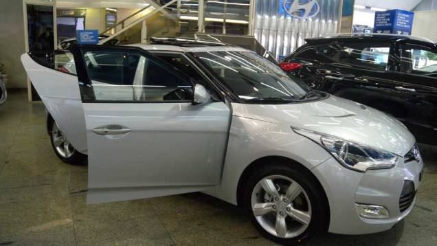 Hyundai Veloster | <a href="https://quatrorodas.abril.com.br/noticias/veloster-elantra-ja-estao-venda-concessionarias-hyundai-303518_p.shtml" rel="migration">Leia mais</a>