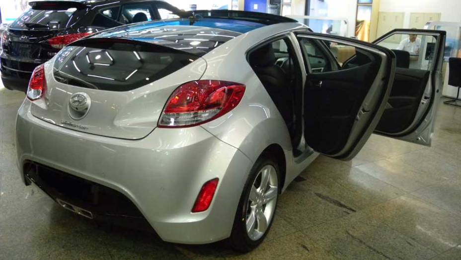 Hyundai Veloster | <a href="https://quatrorodas.abril.com.br/noticias/veloster-elantra-ja-estao-venda-concessionarias-hyundai-303518_p.shtml" rel="migration">Leia mais</a>