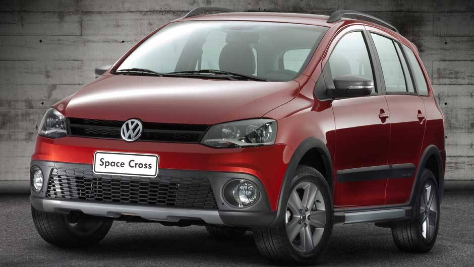 Visual discreto n&atilde;o esconde parentesco com o CrossFox | <a href="https://quatrorodas.abril.com.br/carros/lancamentos/volkswagen-space-cross-638261.shtml" rel="migration">Leia mais</a>