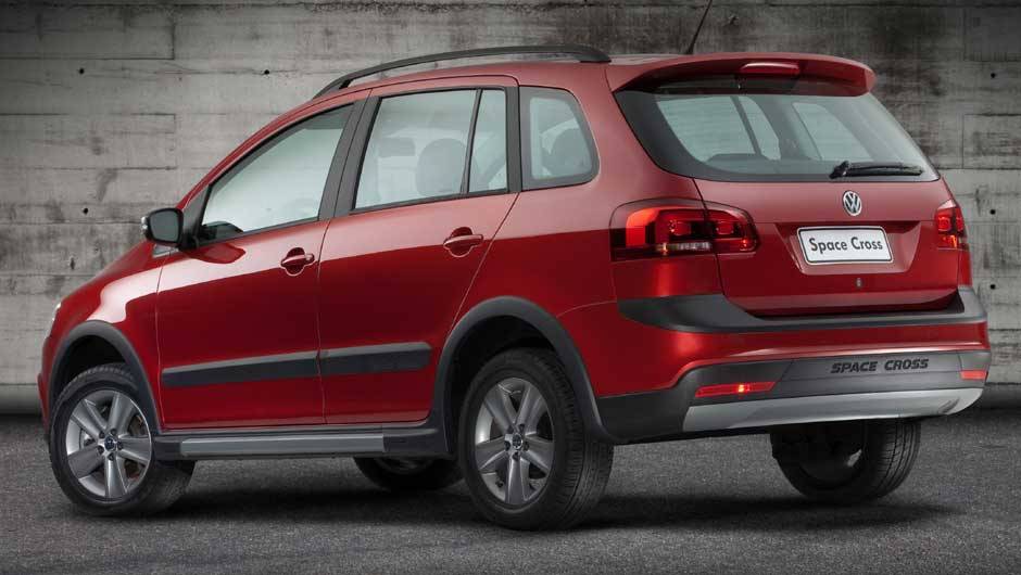 A grande diferen&ccedil;a em rela&ccedil;&atilde;o ao seu irm&atilde;o menor est&aacute; na traseira, pois n&atilde;o h&aacute; suporte para o estepe | <a href="https://quatrorodas.abril.com.br/carros/lancamentos/volkswagen-space-cross-638261.shtml" rel="migration">Leia mais</a>