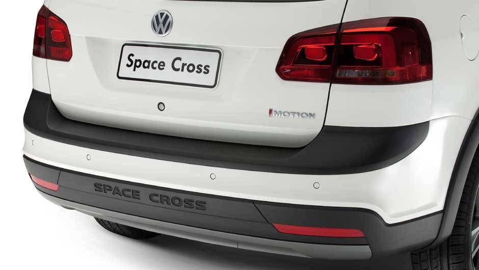 A suspens&atilde;o foi elevada em 35 mil&iacute;metros na traseira | <a href="https://quatrorodas.abril.com.br/carros/lancamentos/volkswagen-space-cross-638261.shtml" rel="migration">Leia mais</a>
