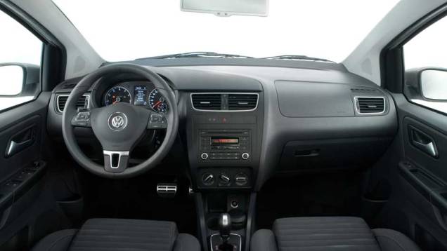 Interior vem recheado de itens de série. | <a href="https://quatrorodas.abril.com.br/carros/lancamentos/volkswagen-space-cross-638261.shtml" rel="migration">Leia mais</a>