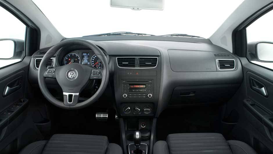 Interior vem recheado de itens de s&eacute;rie. | <a href="https://quatrorodas.abril.com.br/carros/lancamentos/volkswagen-space-cross-638261.shtml" rel="migration">Leia mais</a>