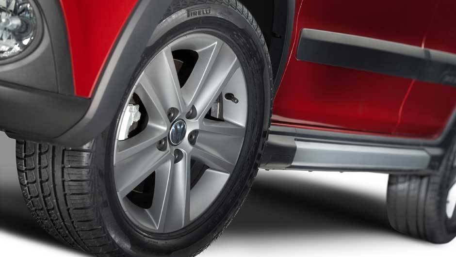As rodas de 15 polegadas s&atilde;o pintadas de grafite. | <a href="https://quatrorodas.abril.com.br/carros/lancamentos/volkswagen-space-cross-638261.shtml" rel="migration">Leia mais</a>