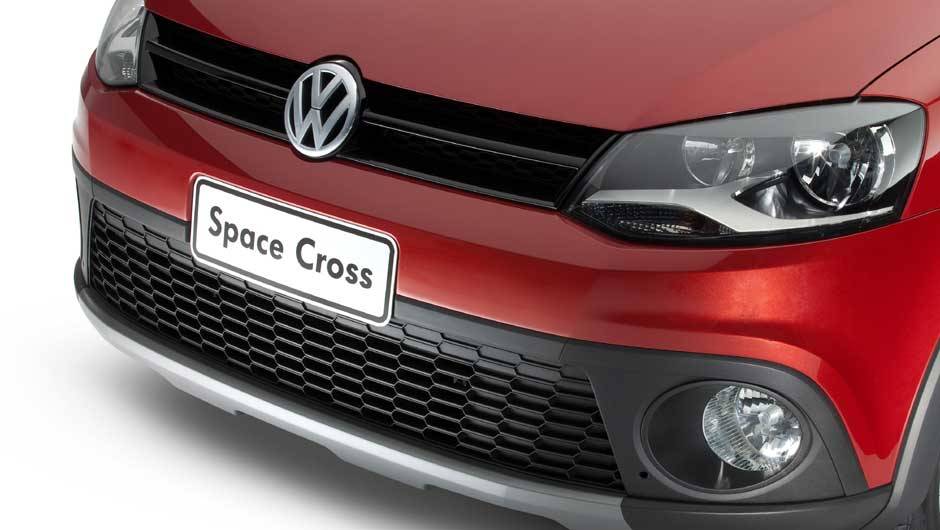 Na frente, a grade do tipo colm&eacute;ia e os far&oacute;is auxiliares se destacam. | <a href="https://quatrorodas.abril.com.br/carros/lancamentos/volkswagen-space-cross-638261.shtml" rel="migration">Leia mais</a>