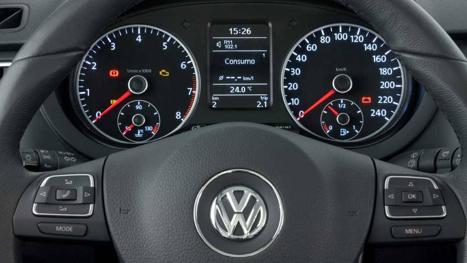 O painel tem visual limpo e proporciona f&aacute;cil leitura dos instrumentos. | <a href="https://quatrorodas.abril.com.br/carros/lancamentos/volkswagen-space-cross-638261.shtml" rel="migration">Leia mais</a>