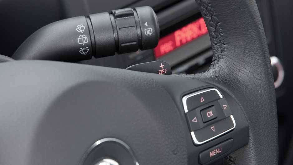 O volante multifuncional tem comandos de r&aacute;dio e borboletas para trocas de marcha. | <a href="https://quatrorodas.abril.com.br/carros/lancamentos/volkswagen-space-cross-638261.shtml" rel="migration">Leia mais</a>