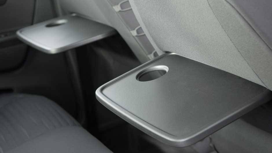 As mesinhas do tipo avi&atilde;o s&atilde;o oferecidas de s&eacute;rie. | <a href="https://quatrorodas.abril.com.br/carros/lancamentos/volkswagen-space-cross-638261.shtml" rel="migration">Leia mais</a>