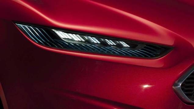 Faróis discretos possuem formato afilado | <a href="https://quatrorodas.abril.com.br/noticias/ford-mostra-cupe-esportivo-evos-300581_p.shtml" rel="migration">Leia mais</a> Faróis discretos possuem formato afilado | <a href="https://quatrorodas.abril.com.br/noticias/ford-mostra-cupe-esportivo-evos-300581_p.shtml" rel="migration">Leia mais</a>