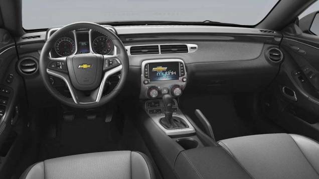 Por dentro, salvo pelo sistema multimídia MyLink, tudo é parecido com o antigo Camaro | <a href="https://quatrorodas.abril.com.br/noticias/fabricantes/chevrolet-traz-camaro-conversivel-ao-brasil-785537.shtml" rel="migration">Leia mais</a>