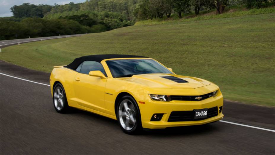 O modelo conta com motor 6.2 V8, que entrega 406 cavalos de potência e 56,7 mkgf de torque | <a href="https://quatrorodas.abril.com.br/noticias/fabricantes/chevrolet-traz-camaro-conversivel-ao-brasil-785537.shtml" rel="migration">Leia mais</a>