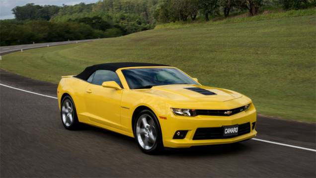 O modelo conta com motor 6.2 V8, que entrega 406 cavalos de potência e 56,7 mkgf de torque | <a href="https://quatrorodas.abril.com.br/noticias/fabricantes/chevrolet-traz-camaro-conversivel-ao-brasil-785537.shtml" rel="migration">Leia mais</a>