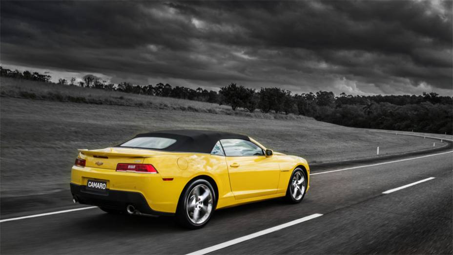 O novo Chevrolet Camaro conversível já está disponível na rede autorizada em quatro cores: Preto Global, Branco Summit, Amarelo Lemon Peel, Cinza Ashen | <a href="https://quatrorodas.abril.com.br/noticias/fabricantes/chevrolet-traz-camaro-conversivel-ao-br" rel="migration"></a>