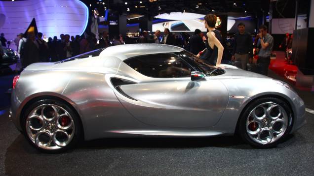 Alfa Romeo 4C Concept | <a href="https://quatrorodas.abril.com.br/reportagens/salao/alfa-romeo-4c-concept-639896.shtml" target="_blank" rel="migration">Leia mais</a> Alfa Romeo 4C Concept | <a href="https://quatrorodas.abril.com.br/reportagens/salao/alfa-romeo-4c-concept-639896.shtml" target="_blank" rel="migration">Leia mais</a>