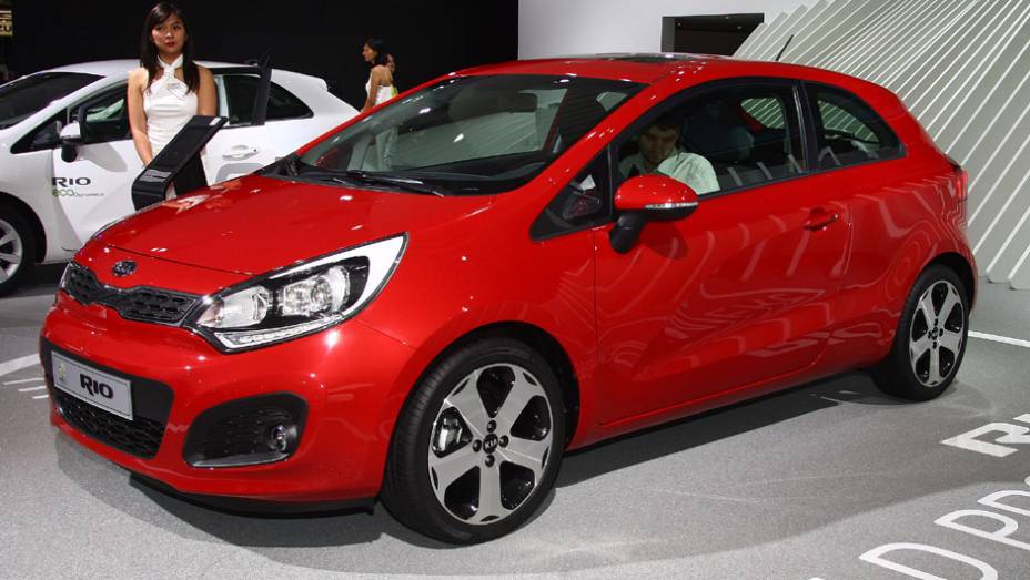 Kia Rio 3 portas | <a href="https://quatrorodas.abril.com.br/reportagens/salao/kia-rio-3-portas-640073.shtml" target="_blank" rel="migration">Leia mais</a>