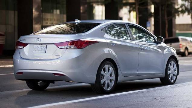 Elantra custa R$ 71.700 na versão mecânica