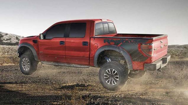 Todas as versões 4x4 tiveram o acionamento da tração integral aprimorado | <a href="https://quatrorodas.abril.com.br/noticias/nova-linha-ford-f-150-ganha-camera-dianteira-303573_p.shtml" rel="migration">Leia mais</a>