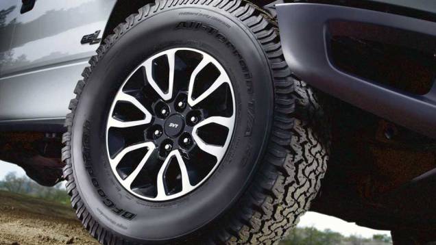 Pneus da versão Raptor são de uso misto | <a href="https://quatrorodas.abril.com.br/noticias/nova-linha-ford-f-150-ganha-camera-dianteira-303573_p.shtml" rel="migration">Leia mais</a> Pneus da versão Raptor são de uso misto | <a href="https://quatrorodas.abril.com.br/noticias/nova-linha-ford-f-150-ganha-camera-dianteira-303573_p.shtml" rel="migration">Leia mais</a>