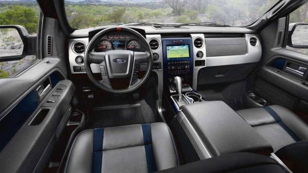 Tela de 8 polegadas do sistema de navegação exibe as imagens da câmera dianteira | <a href="https://quatrorodas.abril.com.br/noticias/nova-linha-ford-f-150-ganha-camera-dianteira-303573_p.shtml" rel="migration">Leia mais</a> Tela de 8 polegadas do sistema de navegação exibe as imagens da câmera dianteira | <a href="https://quatrorodas.abril.com.br/noticias/nova-linha-ford-f-150-ganha-camera-dianteira-303573_p.shtml" rel="migration">Leia mais</a>