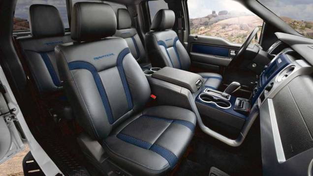 Bancos da Raptor são estilizados | <a href="https://quatrorodas.abril.com.br/noticias/nova-linha-ford-f-150-ganha-camera-dianteira-303573_p.shtml" rel="migration">Leia mais</a> Bancos da Raptor são estilizados | <a href="https://quatrorodas.abril.com.br/noticias/nova-linha-ford-f-150-ganha-camera-dianteira-303573_p.shtml" rel="migration">Leia mais</a>