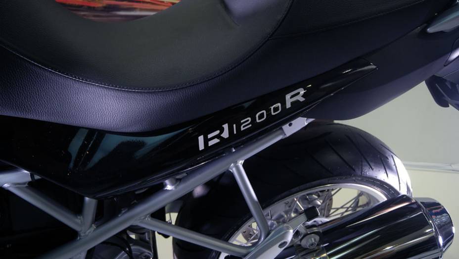 Modelo presta uma homenagem à R 1200 R | <a href="https://quatrorodas.abril.com.br/moto/noticias/bmw-apresenta-roadster-r-1200-r-classic-642061.shtml" rel="migration">Leia mais</a>