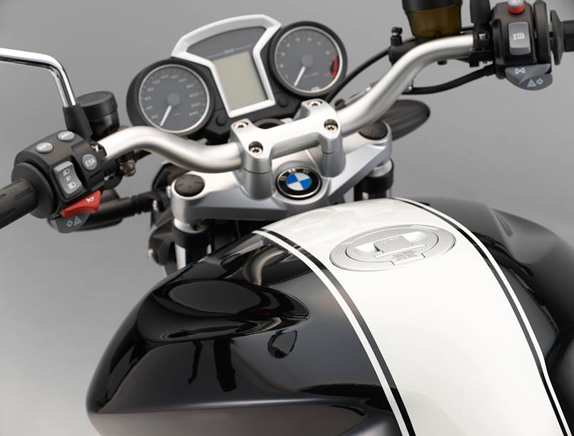 Caixa de câmbio é de seis velocidades | <a href="https://quatrorodas.abril.com.br/moto/noticias/bmw-apresenta-roadster-r-1200-r-classic-642061.shtml" rel="migration">Leia mais</a>