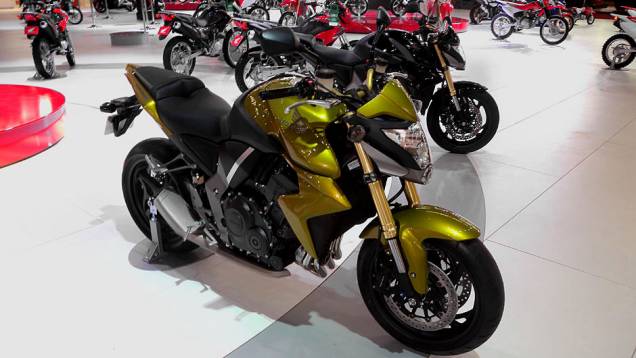 Esportiva vem para brigar com a Kawasaki Z1000 | <a href="https://quatrorodas.abril.com.br/moto/noticias/honda-mostra-cb-1000r-642041.shtml" rel="migration">Leia mais</a>