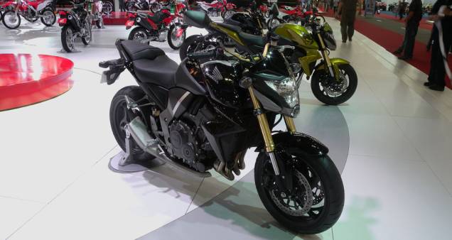 A suspensão dianteira invertida e totalmente regulável | <a href="https://quatrorodas.abril.com.br/moto/noticias/honda-mostra-cb-1000r-642041.shtml" rel="migration">Leia mais</a> A suspensão dianteira invertida e totalmente regulável | <a href="https://quatrorodas.abril.com.br/moto/noticias/honda-mostra-cb-1000r-642041.shtml" rel="migration">Leia mais</a>