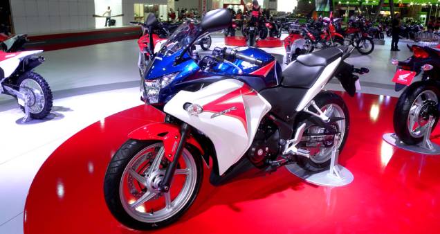 Moto vem para brigar com a Ninjinha | <a href="https://quatrorodas.abril.com.br/moto/noticias/honda-revela-ao-publico-cbr-250r-642112.shtml" rel="migration">Leia mais</a> Moto vem para brigar com a Ninjinha | <a href="https://quatrorodas.abril.com.br/moto/noticias/honda-revela-ao-publico-cbr-250r-642112.shtml" rel="migration">Leia mais</a>