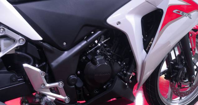 Esportiva quarto de litro tem 27 cv de potência | <a href="https://quatrorodas.abril.com.br/moto/noticias/honda-revela-ao-publico-cbr-250r-642112.shtml" rel="migration">Leia mais</a>