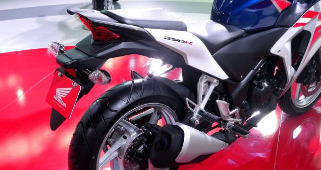 A moto é movida por um motor DOHC monocilíndrico | <a href="https://quatrorodas.abril.com.br/moto/noticias/honda-revela-ao-publico-cbr-250r-642112.shtml" rel="migration">Leia mais</a> A moto é movida por um motor DOHC monocilíndrico | <a href="https://quatrorodas.abril.com.br/moto/noticias/honda-revela-ao-publico-cbr-250r-642112.shtml" rel="migration">Leia mais</a>