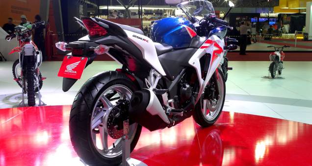 A suspensão traseira é monoamortecida Pro-Link | <a href="https://quatrorodas.abril.com.br/moto/noticias/honda-revela-ao-publico-cbr-250r-642112.shtml" rel="migration">Leia mais</a> A suspensão traseira é monoamortecida Pro-Link | <a href="https://quatrorodas.abril.com.br/moto/noticias/honda-revela-ao-publico-cbr-250r-642112.shtml" rel="migration">Leia mais</a>