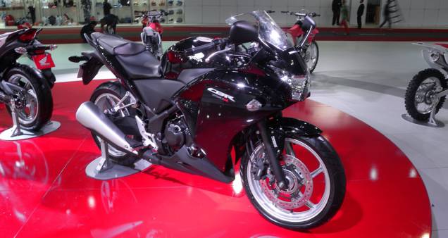 O assento está posicionado a 780 mm do chão | <a href="https://quatrorodas.abril.com.br/moto/noticias/honda-revela-ao-publico-cbr-250r-642112.shtml" rel="migration">Leia mais</a> O assento está posicionado a 780 mm do chão | <a href="https://quatrorodas.abril.com.br/moto/noticias/honda-revela-ao-publico-cbr-250r-642112.shtml" rel="migration">Leia mais</a>
