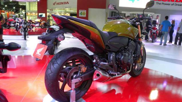 Entre-eixos é um dos mais curtos da categoria | <a href="https://quatrorodas.abril.com.br/moto/noticias/honda-apresenta-cbr-600f-642144.shtml" rel="migration">Leia mais</a> Entre-eixos é um dos mais curtos da categoria | <a href="https://quatrorodas.abril.com.br/moto/noticias/honda-apresenta-cbr-600f-642144.shtml" rel="migration">Leia mais</a>