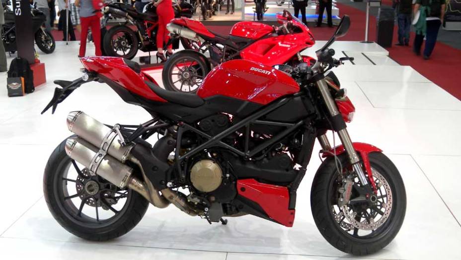 Moto é uma das maiores apostas da marca para 2012 | <a href="https://quatrorodas.abril.com.br/moto/noticias/ducati-mostra-streetfighter-848-salao-duas-rodas-642385.shtml" rel="migration">Leia mais</a>