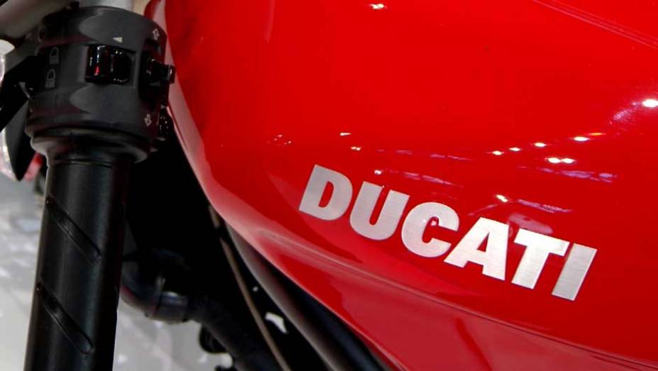 Vendas começam no próximo ano | <a href="https://quatrorodas.abril.com.br/moto/noticias/ducati-mostra-streetfighter-848-salao-duas-rodas-642385.shtml" rel="migration">Leia mais</a>