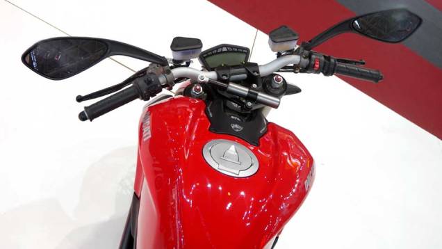 Na Europa a moto deve chegar em novembro | <a href="https://quatrorodas.abril.com.br/moto/noticias/ducati-mostra-streetfighter-848-salao-duas-rodas-642385.shtml" rel="migration">Leia mais</a> Na Europa a moto deve chegar em novembro | <a href="https://quatrorodas.abril.com.br/moto/noticias/ducati-mostra-streetfighter-848-salao-duas-rodas-642385.shtml" rel="migration">Leia mais</a>