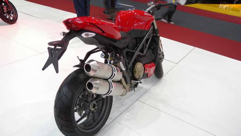 Lançamento não foi realizado em Milão, como esperado | <a href="https://quatrorodas.abril.com.br/moto/noticias/ducati-mostra-streetfighter-848-salao-duas-rodas-642385.shtml" rel="migration">Leia mais</a>