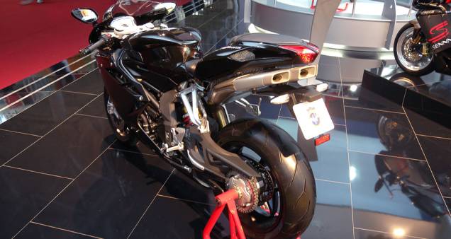 F4 ultrapassa os 300 km/h | <a href="https://quatrorodas.abril.com.br/moto/noticias/mv-agusta-f4-ultrapassa-300-km-h-642365.shtml" rel="migration">Leia mais</a> F4 ultrapassa os 300 km/h | <a href="https://quatrorodas.abril.com.br/moto/noticias/mv-agusta-f4-ultrapassa-300-km-h-642365.shtml" rel="migration">Leia mais</a>