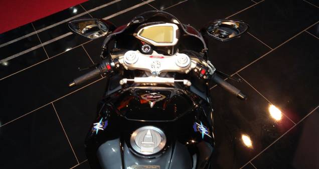 Painel exibe cronômetro para contar voltas | <a href="https://quatrorodas.abril.com.br/moto/noticias/mv-agusta-f4-ultrapassa-300-km-h-642365.shtml" rel="migration">Leia mais</a> Painel exibe cronômetro para contar voltas | <a href="https://quatrorodas.abril.com.br/moto/noticias/mv-agusta-f4-ultrapassa-300-km-h-642365.shtml" rel="migration">Leia mais</a>