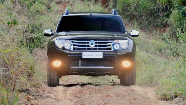 Faróis da topo-de-linha possuem máscara negra | <a href="https://quatrorodas.abril.com.br/carros/lancamentos/renault-duster-642260.shtml" rel="migration">Leia mais</a>