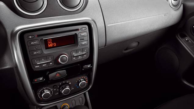CD com MP3 tem entrada auxiliar e para iPod | <a href="https://quatrorodas.abril.com.br/carros/lancamentos/renault-duster-642260.shtml" rel="migration">Leia mais</a> CD com MP3 tem entrada auxiliar e para iPod | <a href="https://quatrorodas.abril.com.br/carros/lancamentos/renault-duster-642260.shtml" rel="migration">Leia mais</a>