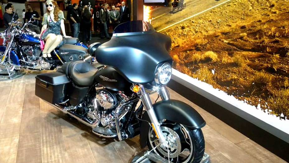 Modelo tem motor de 1700 cc | <a href="https://quatrorodas.abril.com.br/moto/noticias/h-d-street-glide-versao-2012-642201.shtml" rel="migration">Leia mais</a>