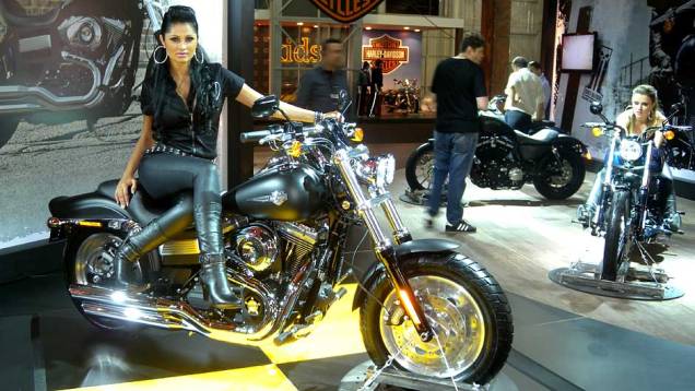 Dark custom tem visual imponente | <a href="https://quatrorodas.abril.com.br/moto/noticias/fat-bob-atracoes-harley-davidson-642200.shtml" rel="migration">Leia mais</a> Dark custom tem visual imponente | <a href="https://quatrorodas.abril.com.br/moto/noticias/fat-bob-atracoes-harley-davidson-642200.shtml" rel="migration">Leia mais</a>